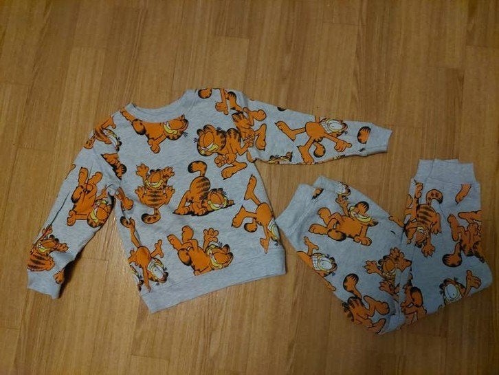 leuk joggingpak met Garfield maat 122, Kinderen en Baby's, Broek, Jongen of Meisje, H&M, Ophalen of Verzenden