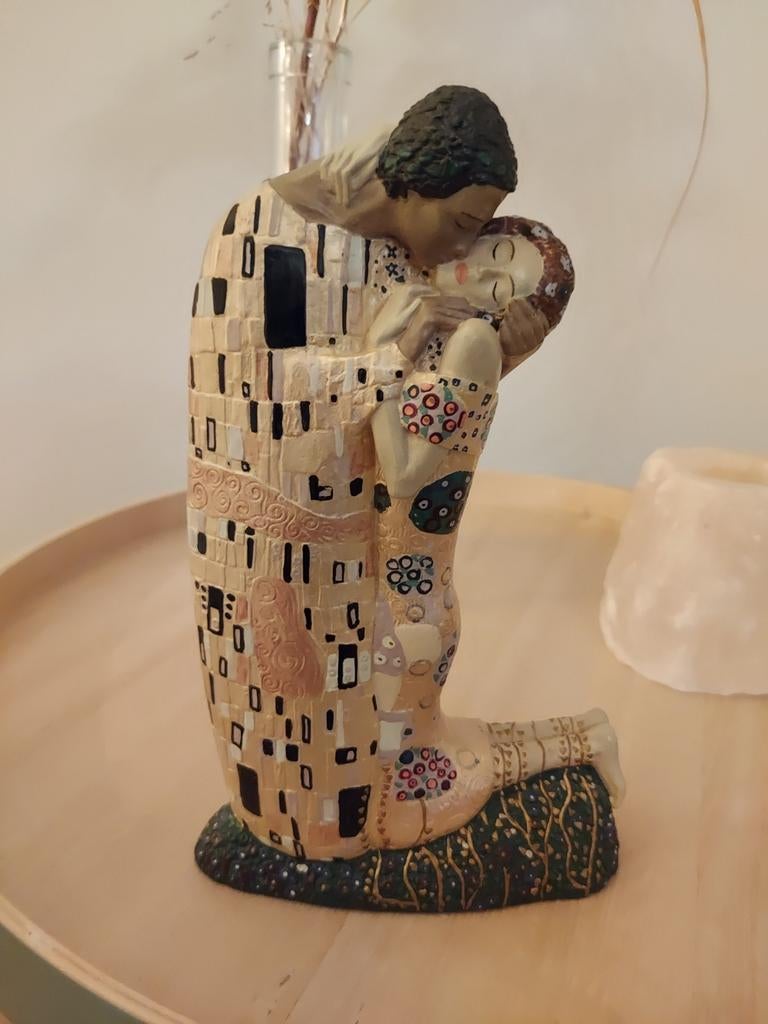 Beeld 'De Kus' van Gustav Klimt - Kunststof, Antiek en Kunst, Ophalen, Art nouveau, Kunststof, 20 - 50 cm