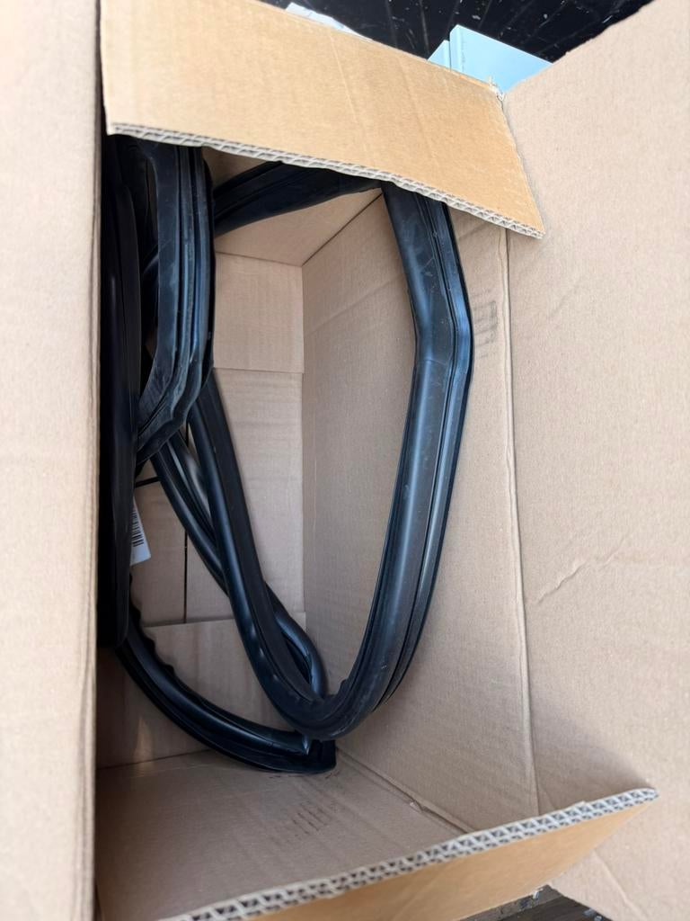 NOS Raamrubber w201 190e origineel a2016700239, Auto-onderdelen, Ruiten en Toebehoren, Ophalen of Verzenden, Nieuw