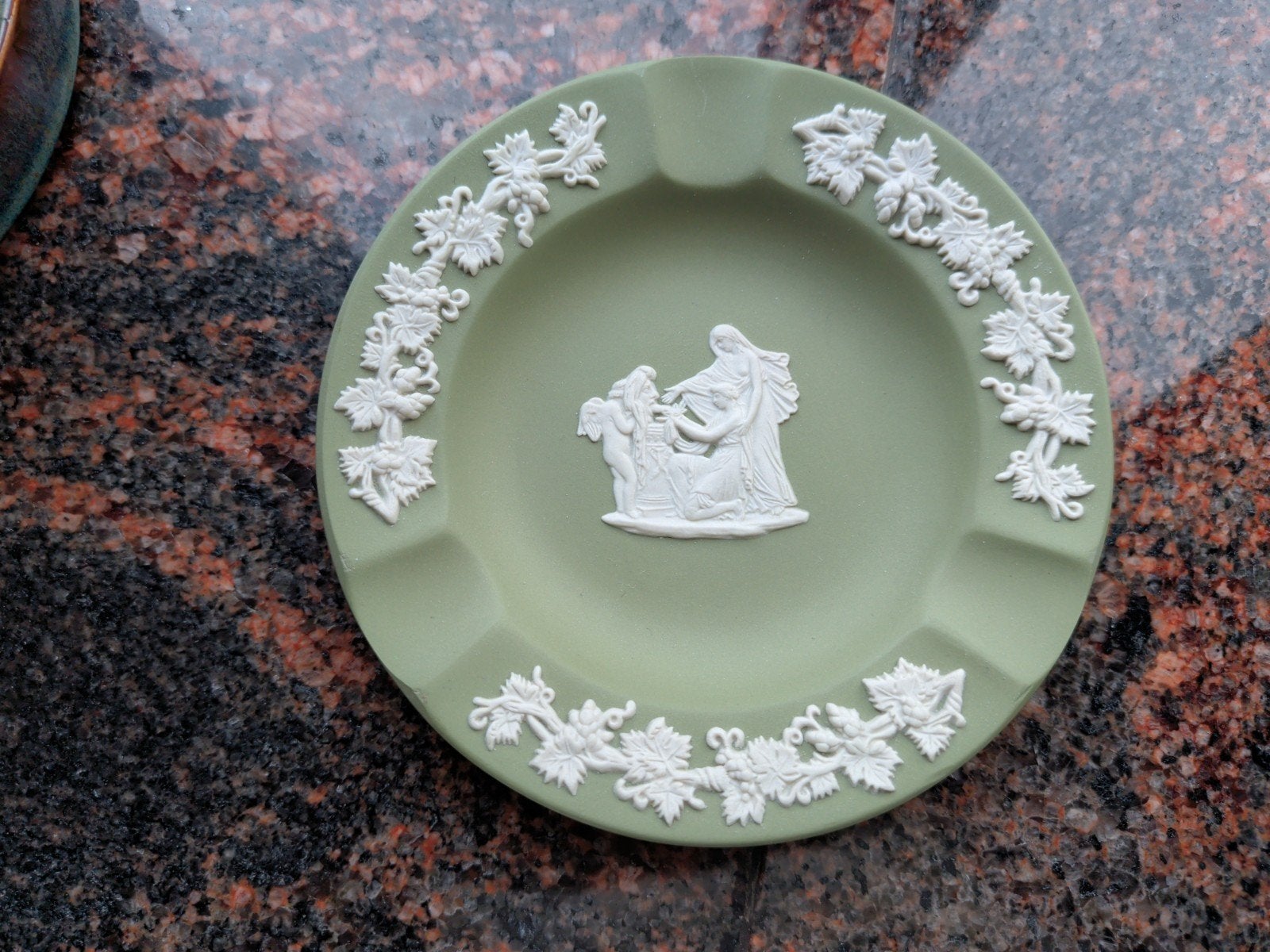 Vintage Wedgwood Jasperware Groene Asbak met Reliëf, Antiek en Kunst, Ophalen of Verzenden