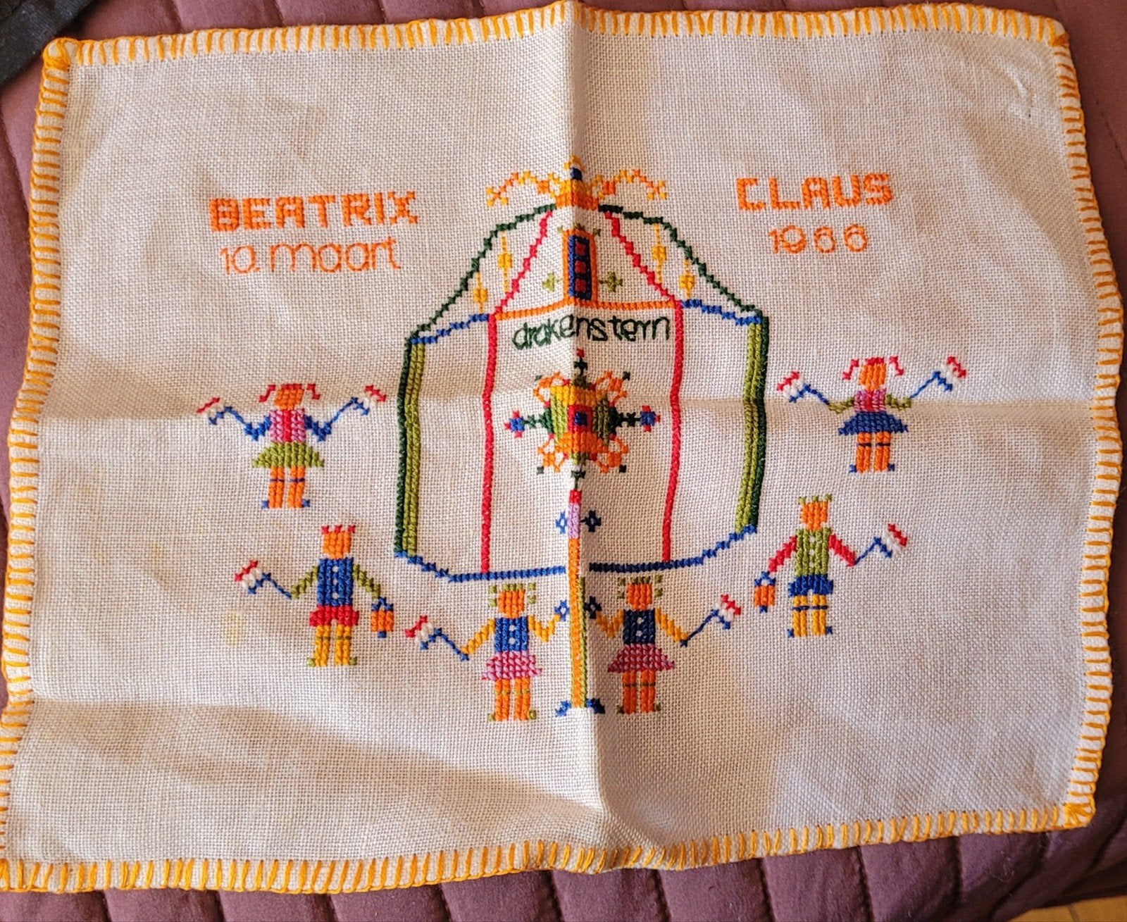 Borduurwerkje huwelijk Beatrix en Claus 1966, Ophalen of Verzenden, Zo goed als nieuw, Kaart, Foto of Prent