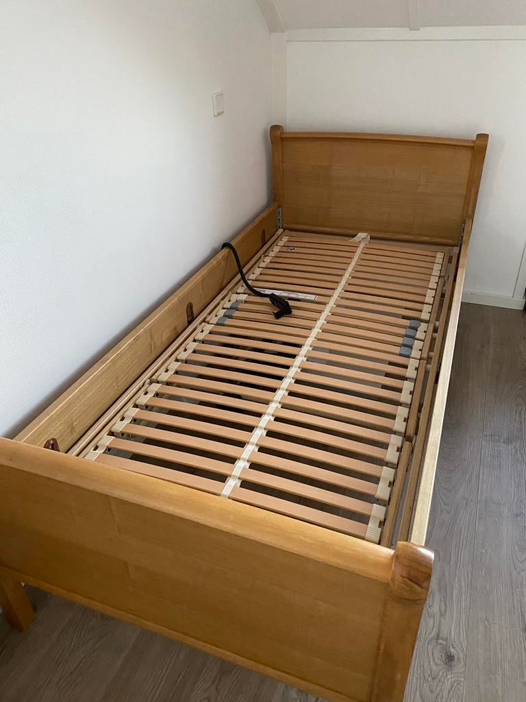 Te koop bed met elektrisch verstelbare bodem, Ophalen, Gebruikt, 90 cm, Eenpersoons
