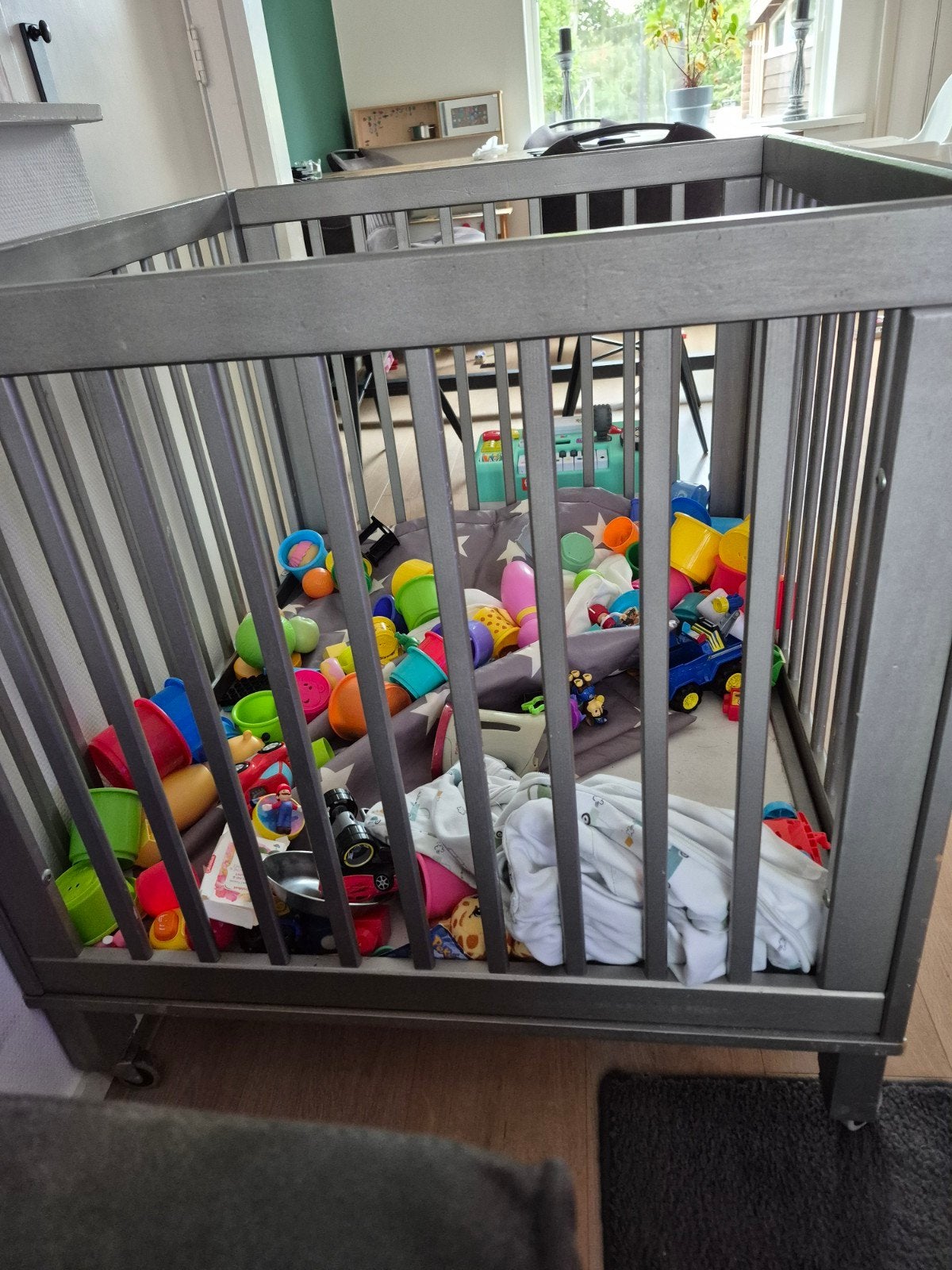 Stevig grijze box met wieltjes, Kinderen en Baby's, Boxen, Ophalen, Gebruikt, Wieltjes
