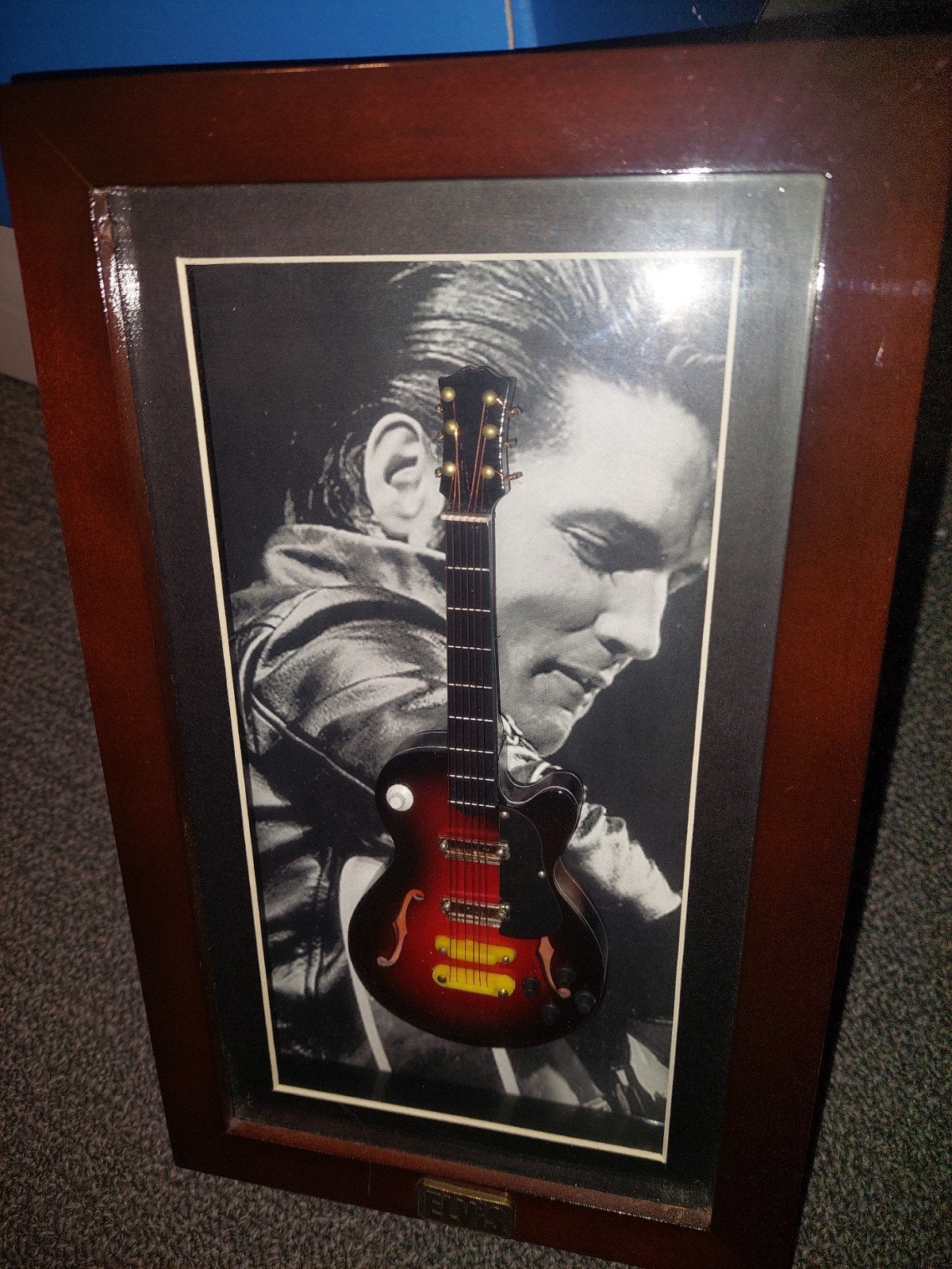 Elvis Presley.  lijstje met foto en miniatuur gitaar, Ophalen of Verzenden, Achter glas