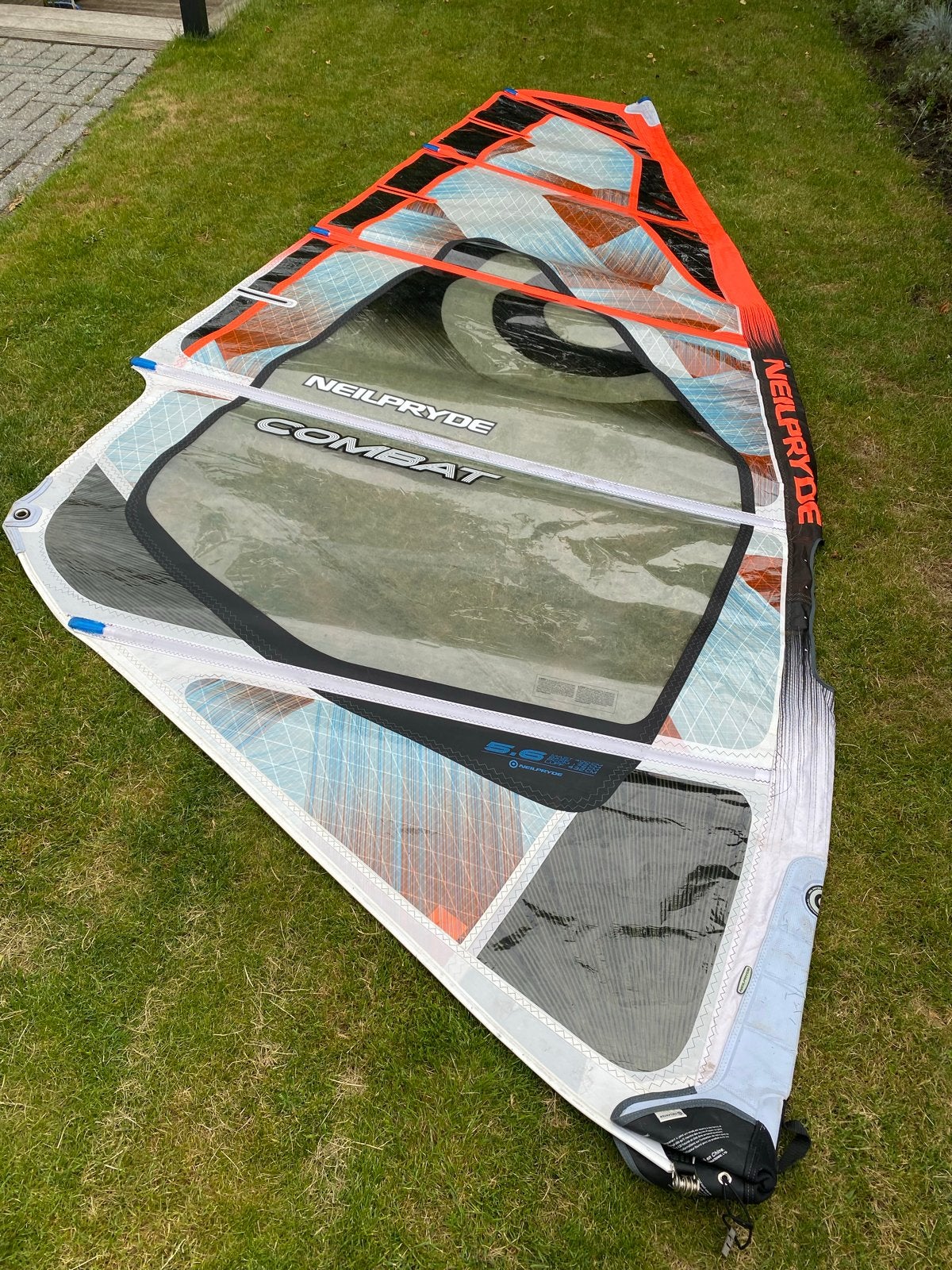 NeilPryde Combat 5.6 windsurfzeil - Zo goed als nieuw, Met draagtas, 5 tot 6.5 m², Ophalen of Verzenden, Zo goed als nieuw