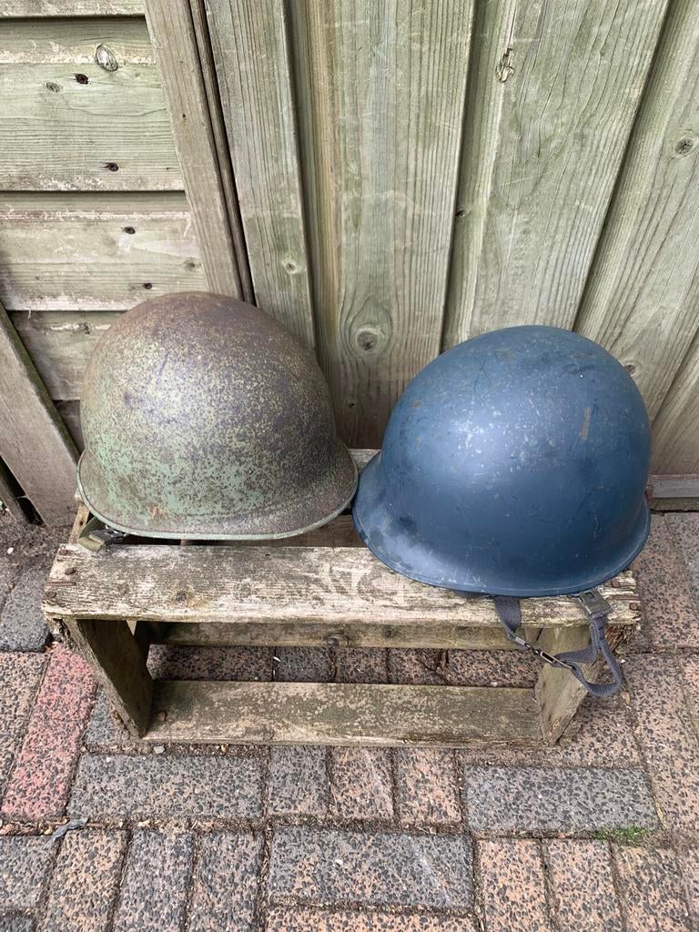 2 Oude militaire legerhelmen, Verzamelen, Militaria | Algemeen, Verzenden, Landmacht, Nederland, Helm of Baret