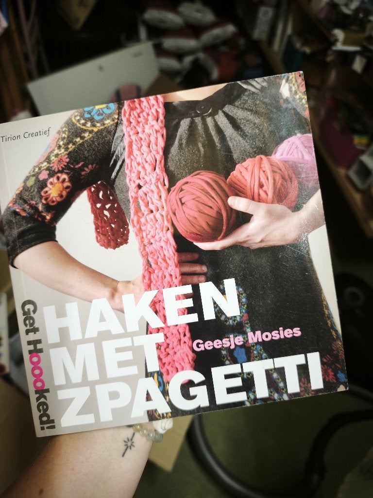 Boek Haken met zpagetti, Ophalen of Verzenden, Gelezen, Breien en Haken