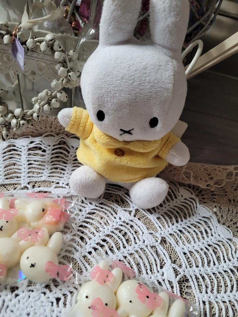 Lief Nijntje uni knuffel zacht geel, Ophalen of Verzenden, Nieuw, Konijn