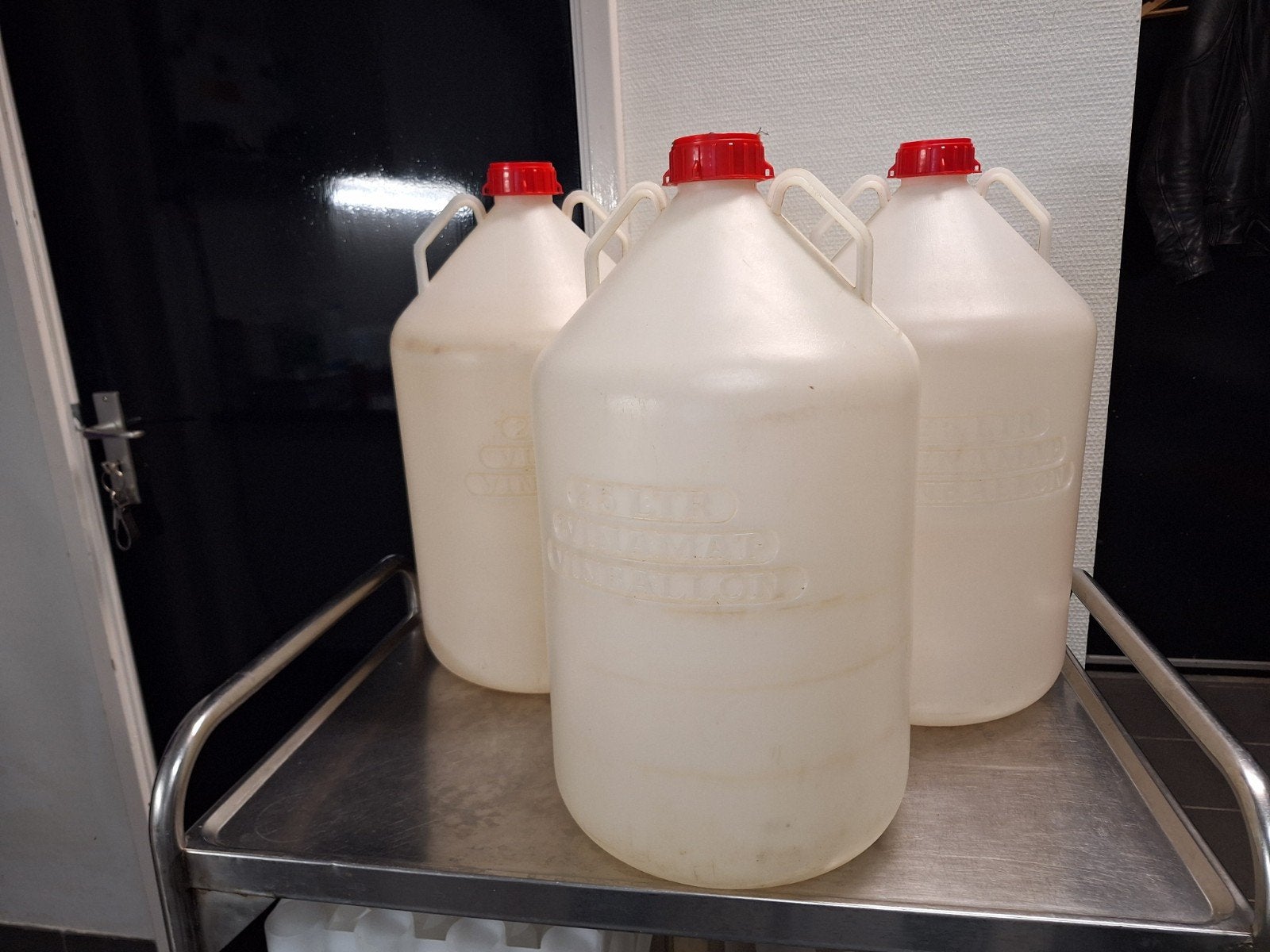 Grote plastic jerrycans met rode dop - 3 stuks, Hobby en Vrije tijd, Ophalen of Verzenden