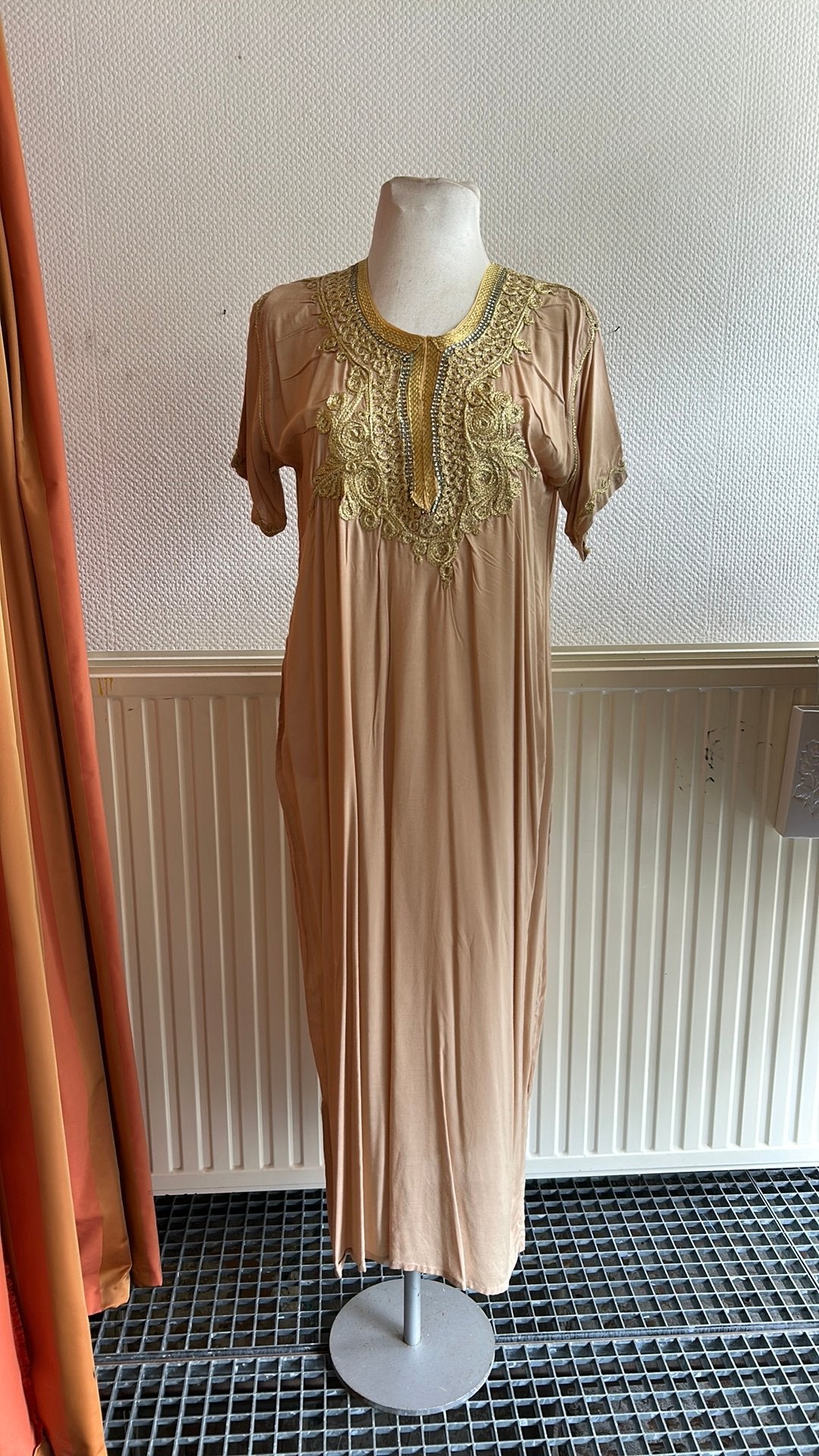Elegante Kaftan met Gouden Borduurwerk, Maat 38/40 (M), Beige, Ophalen of Verzenden, Gedragen