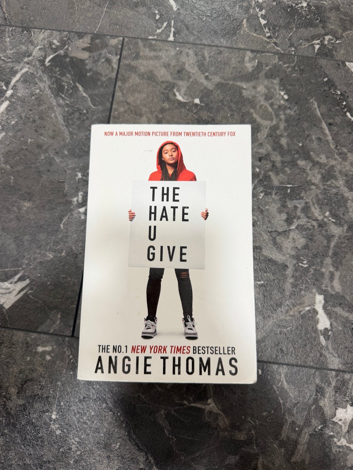 The Hate U Give Angie Thomas (Engels), Boeken, Ophalen of Verzenden, Zo goed als nieuw, Amerika