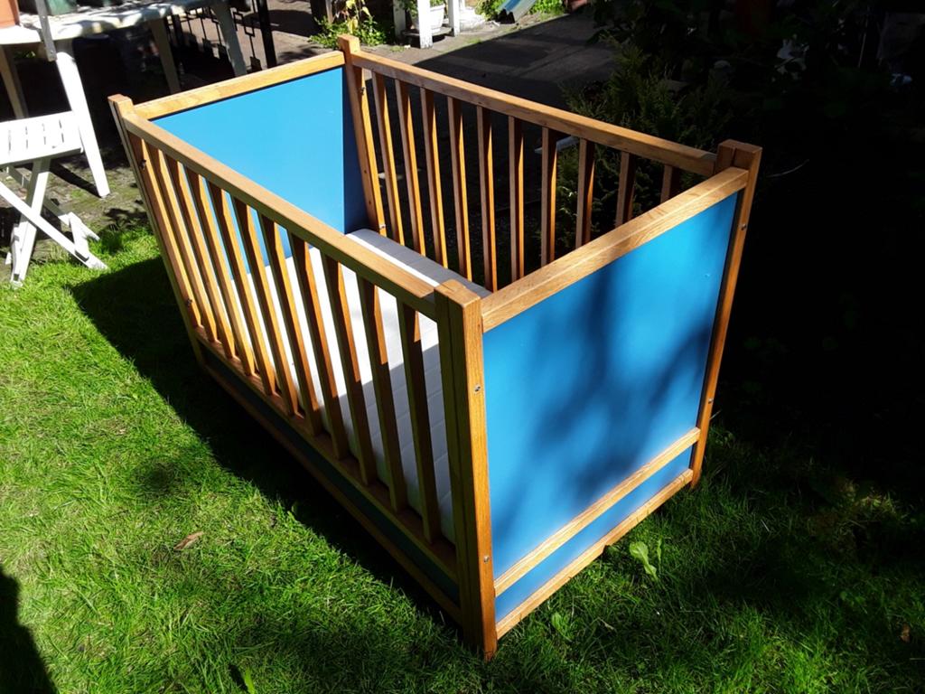 Stevig houten ledikant met blauwe panelen en matras, Ophalen, Gebruikt, Ledikant