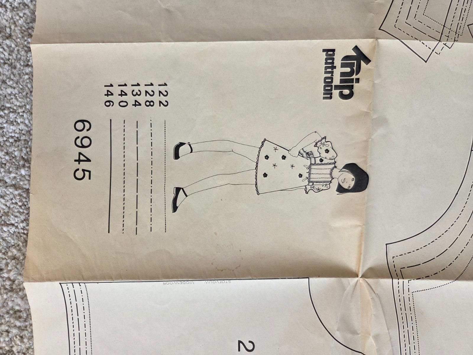 Knipmode Patroon 6945 - Kinderjurk, Overige typen, Kind, Knippie, Ophalen of Verzenden
