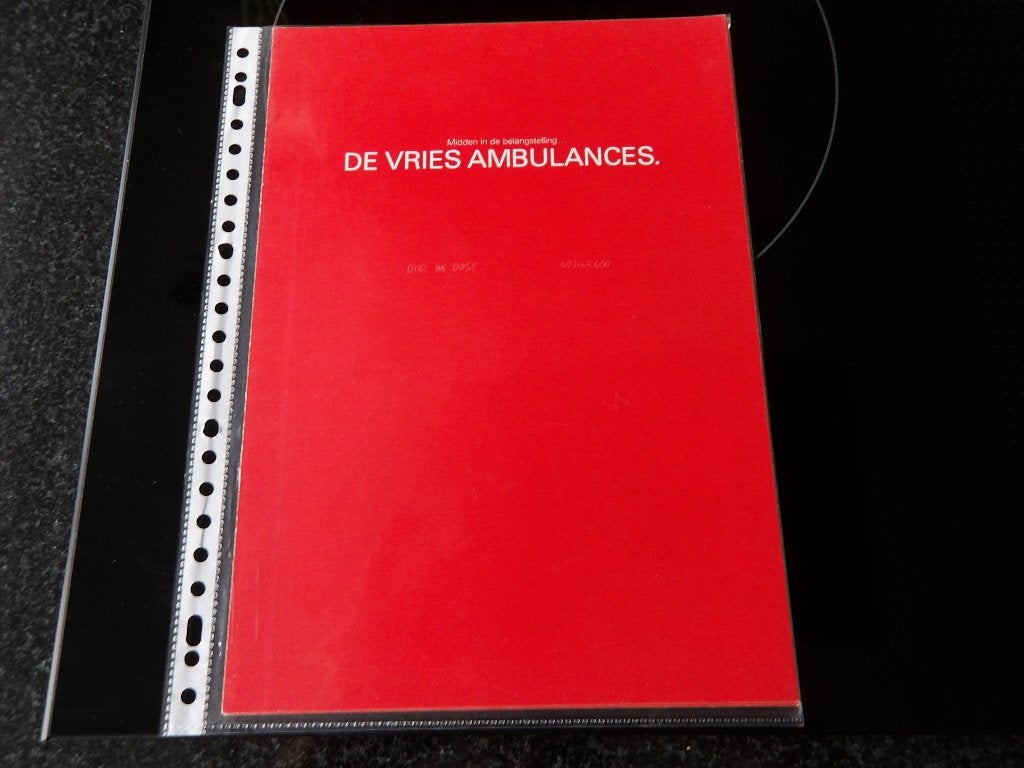 Midden in de Belasting - De Vries Ambulances, Boeken, Onbekend, Algemeen, Ophalen of Verzenden, Zo goed als nieuw