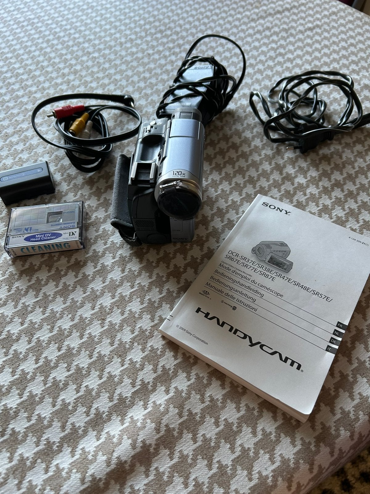 Te koop Sony Videocamera Handycam DCR37E, Ophalen, Zo goed als nieuw, 20x of meer