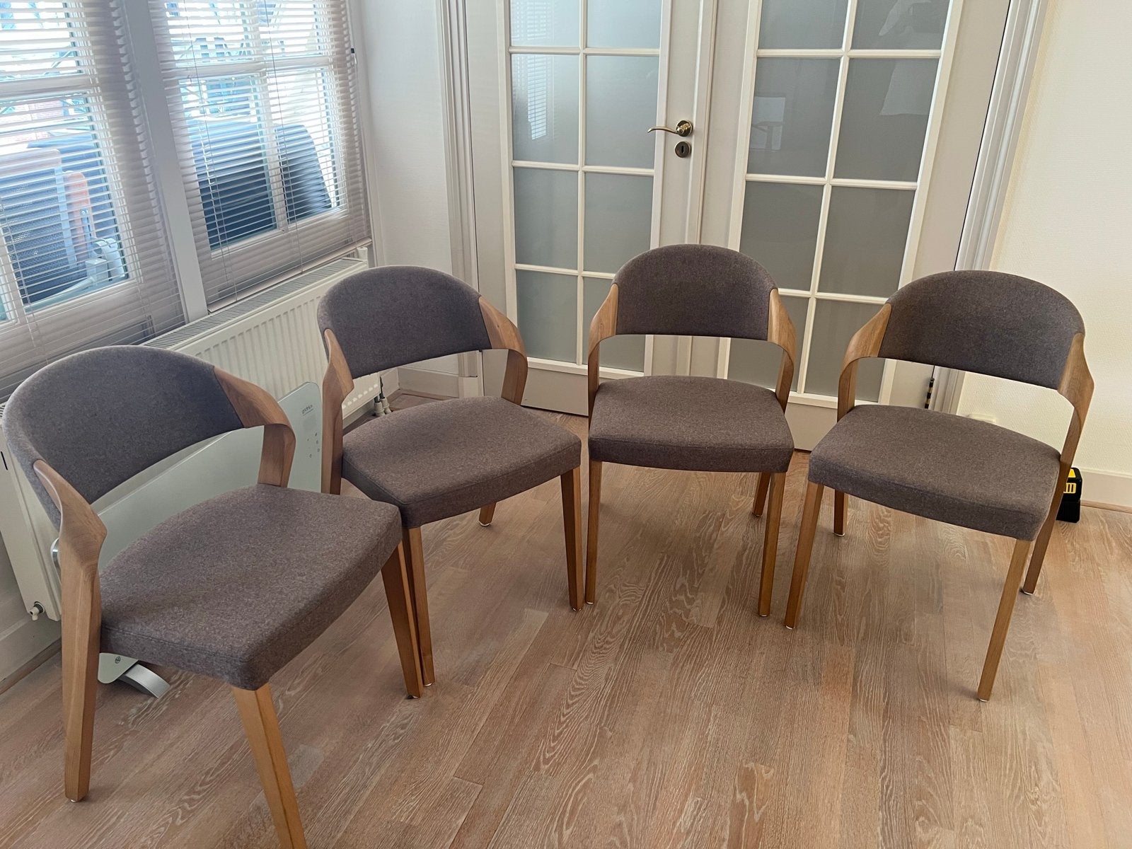 Vier VOGLAUER eetkamerstoelen massief eiken en schapenwol