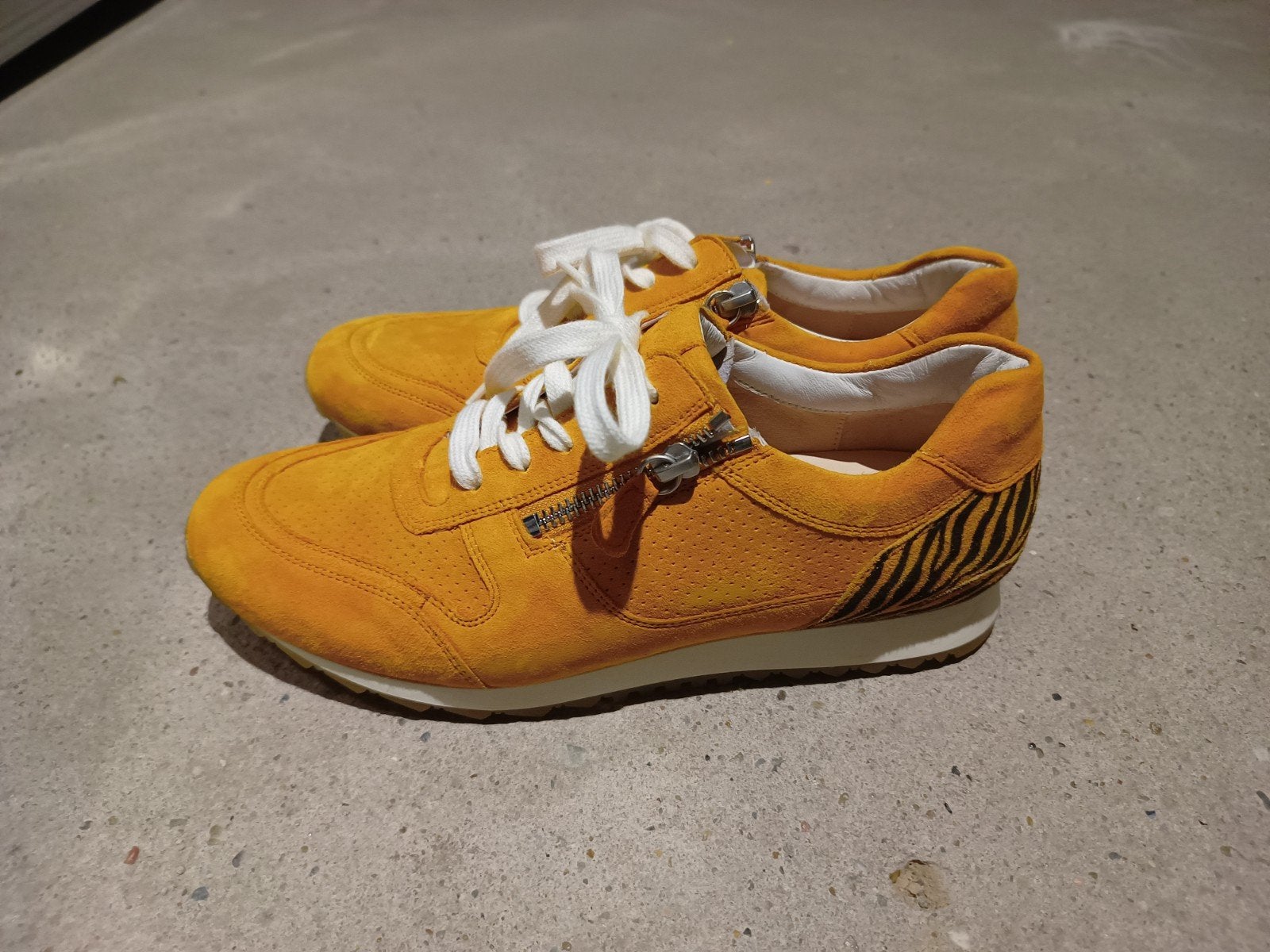 Zo goed als nieuwe gele schoenen - Hassia, Kleding | Dames, Schoenen, Hassia, Geel, Ophalen of Verzenden, Sneakers of Gympen