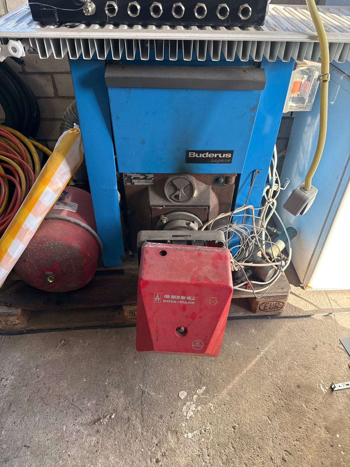 Goedwerkende Buderus diesel CV kachel, Ophalen, 30 tot 80 cm, Gebruikt, Kachel
