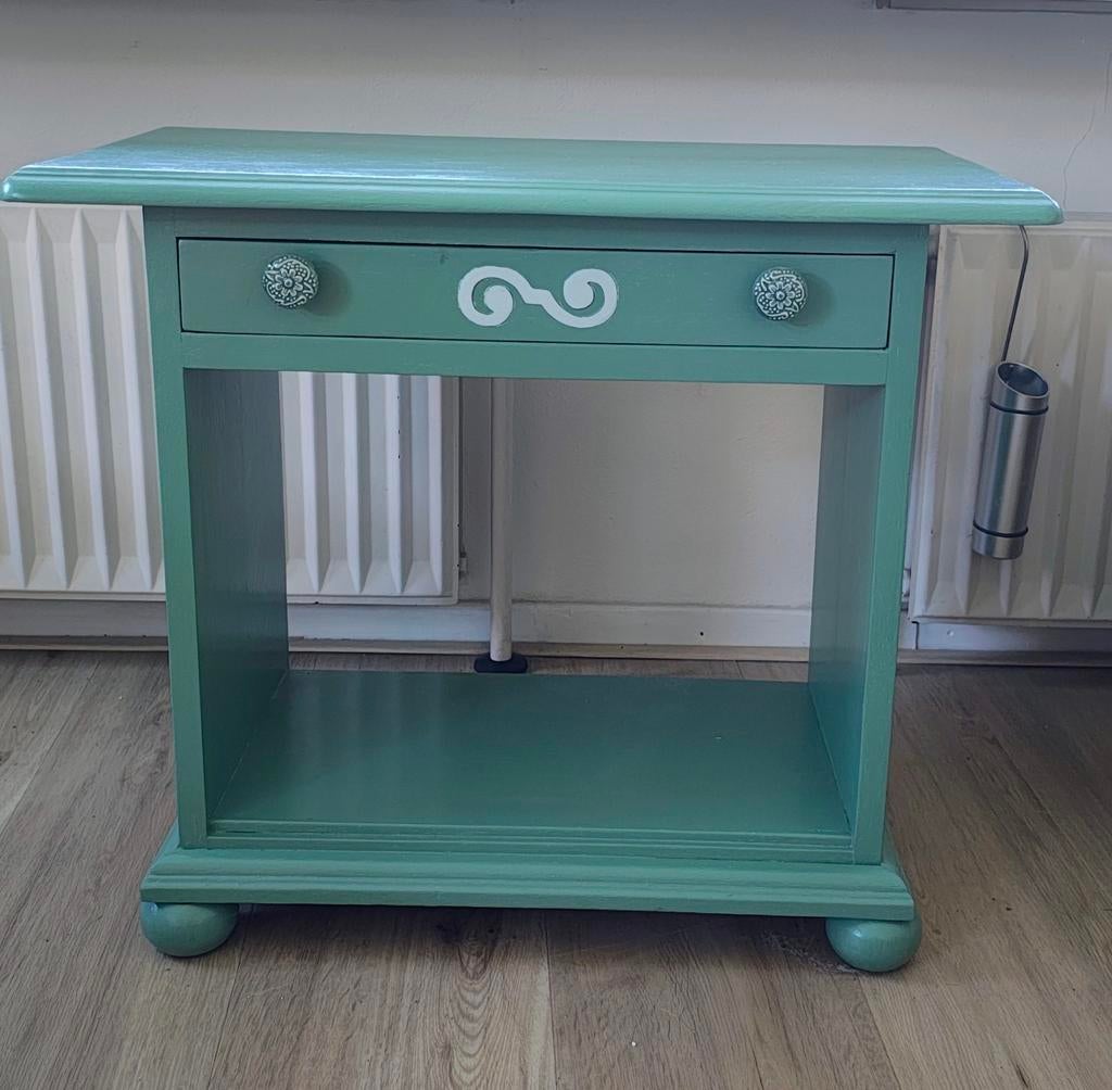 Groen bijzettafeltje met lade, Huis en Inrichting, Tafels | Bijzettafels, Gebruikt, 55 tot 75 cm, Vintage, Landelijk, Rechthoekig