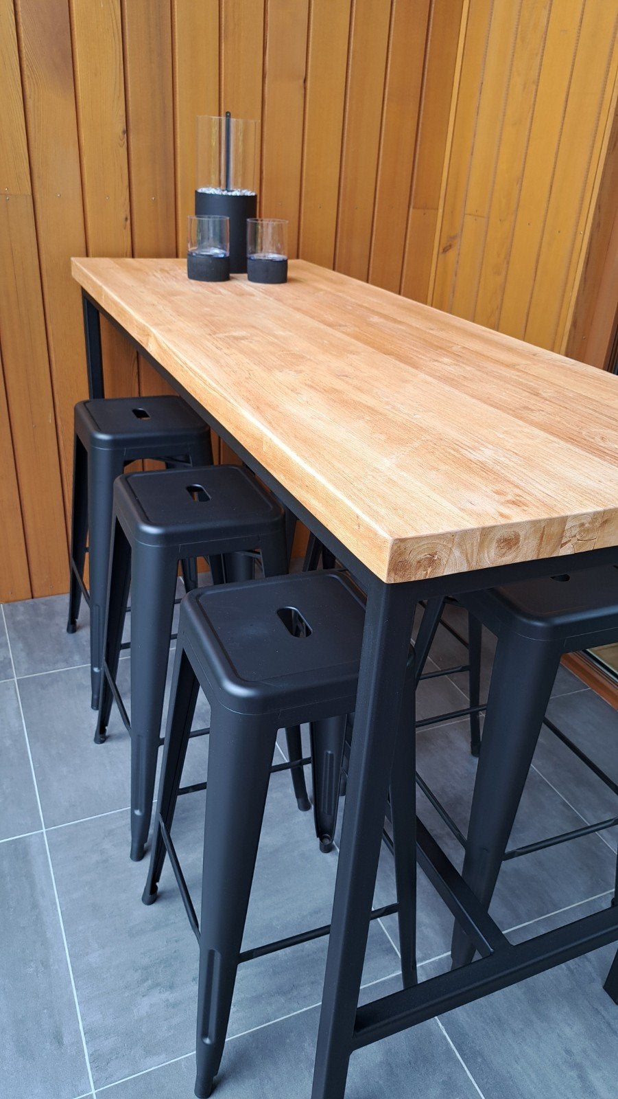 teakhouten bar met 6 zwarte krukken nette staat, Ophalen, Zo goed als nieuw, Inclusief barstoelen