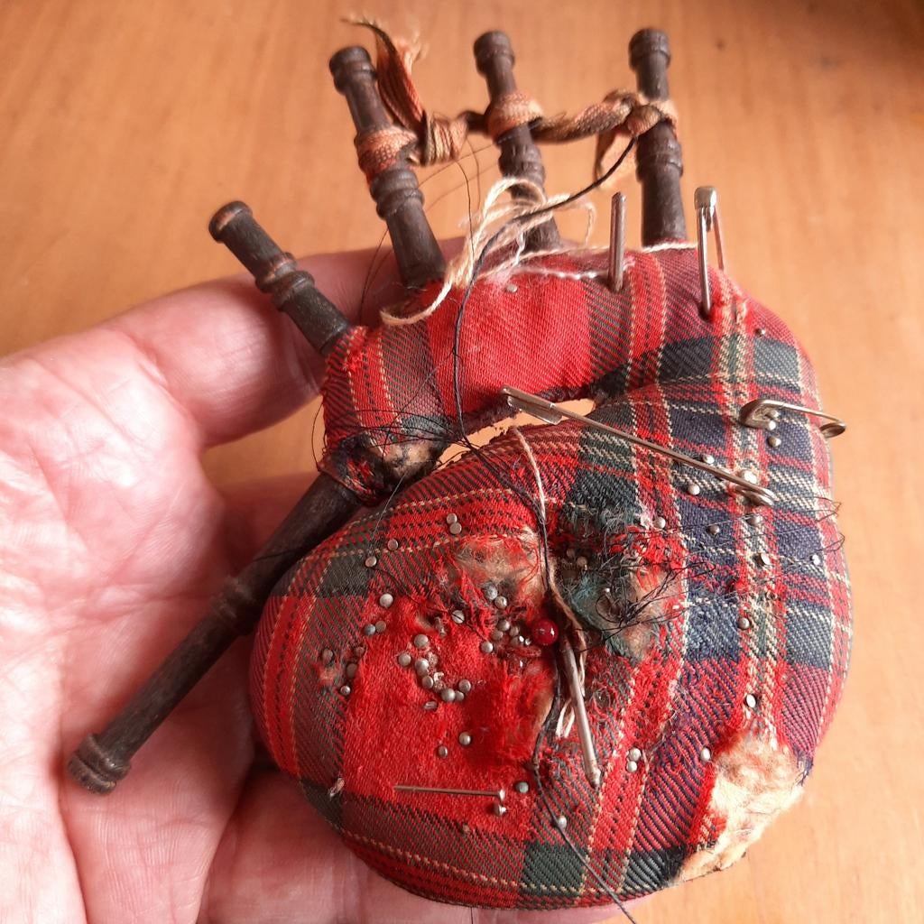 SCHOTLAND: Antiek Schots Tartan Speldenkussen Doedelzak, Antiek en Kunst, Verzenden