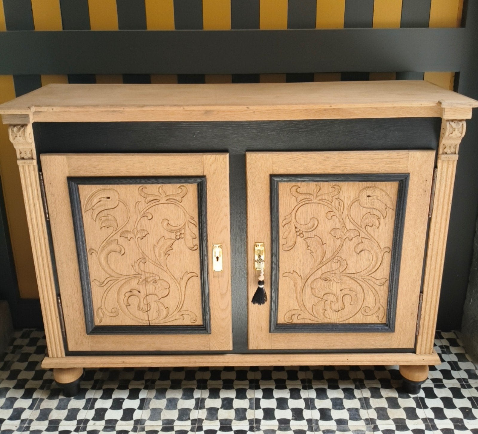 Antieke halkast, dressoir., Huis en Inrichting, Kasten | Dressoirs, 25 tot 50 cm, Ophalen
