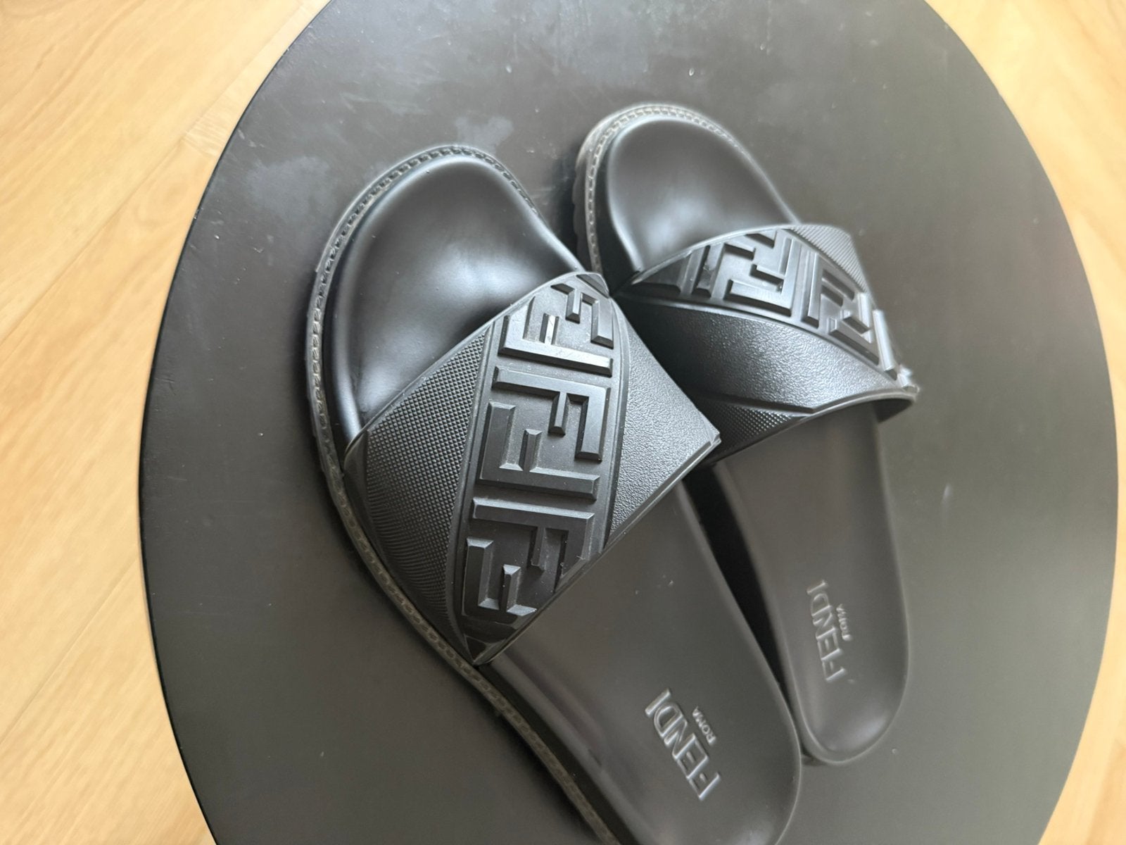 Fendi slippers roma orgineel maat 43 zo goed als nieuw!, Ophalen of Verzenden, Zo goed als nieuw, Zwart