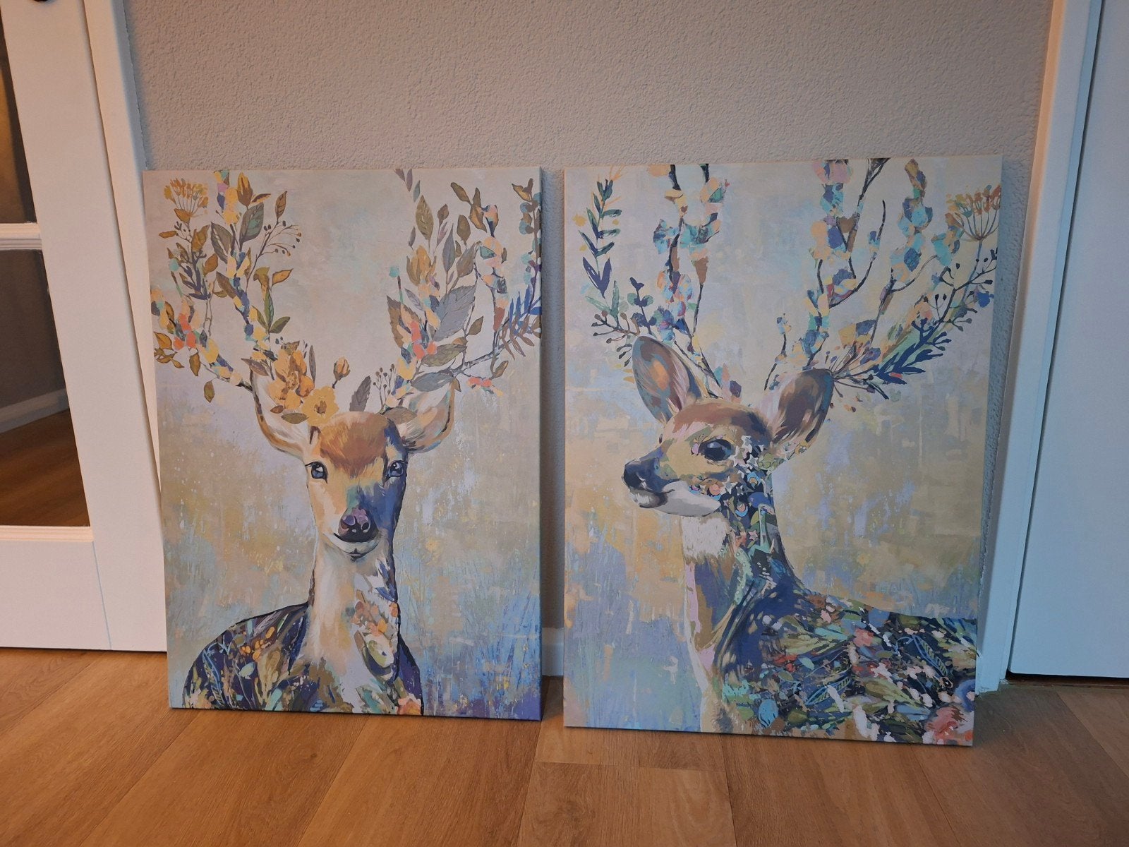 Set van 2 Schilderijen: Herten met Bloemen Gewei, Huis en Inrichting, Ophalen, 50 tot 75 cm, Zo goed als nieuw, Schilderij