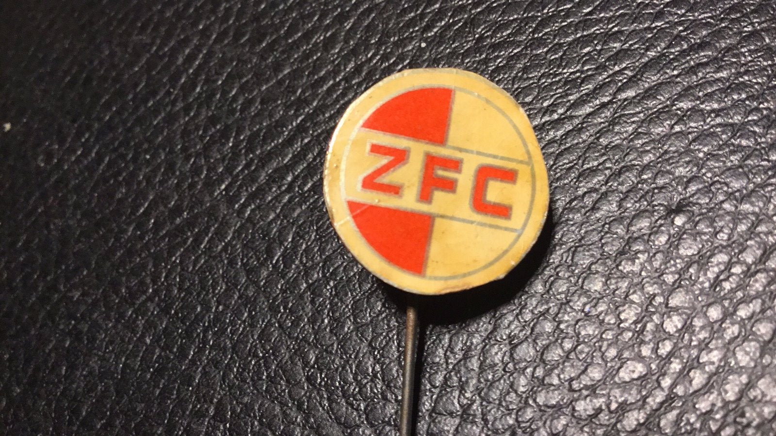 Voetbal speld ZFC, Ophalen of Verzenden, Zo goed als nieuw, Sport