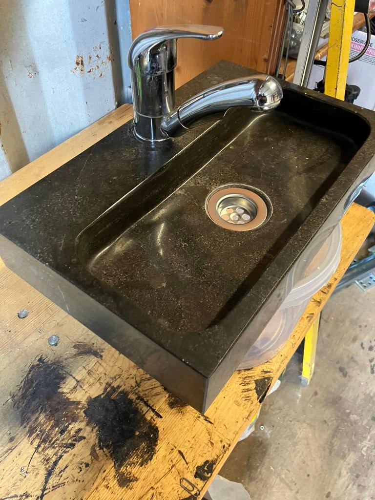 Te koop hardsteen wasbakje + 12  volt mengkraan, Caravans en Kamperen, Ophalen of Verzenden, Zo goed als nieuw