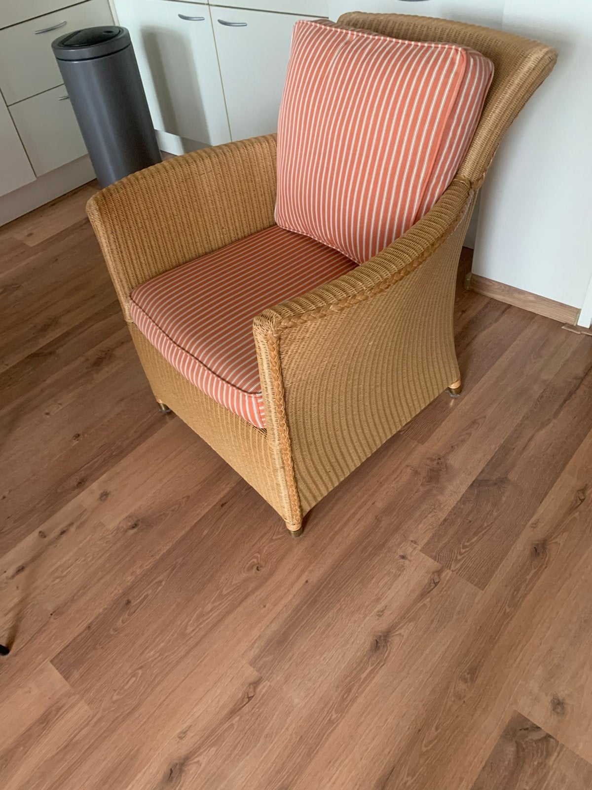 Prachtige rieten stoel met oranje/rood/witte kussens, Ophalen, Gebruikt, Overige kleuren, Riet of Rotan