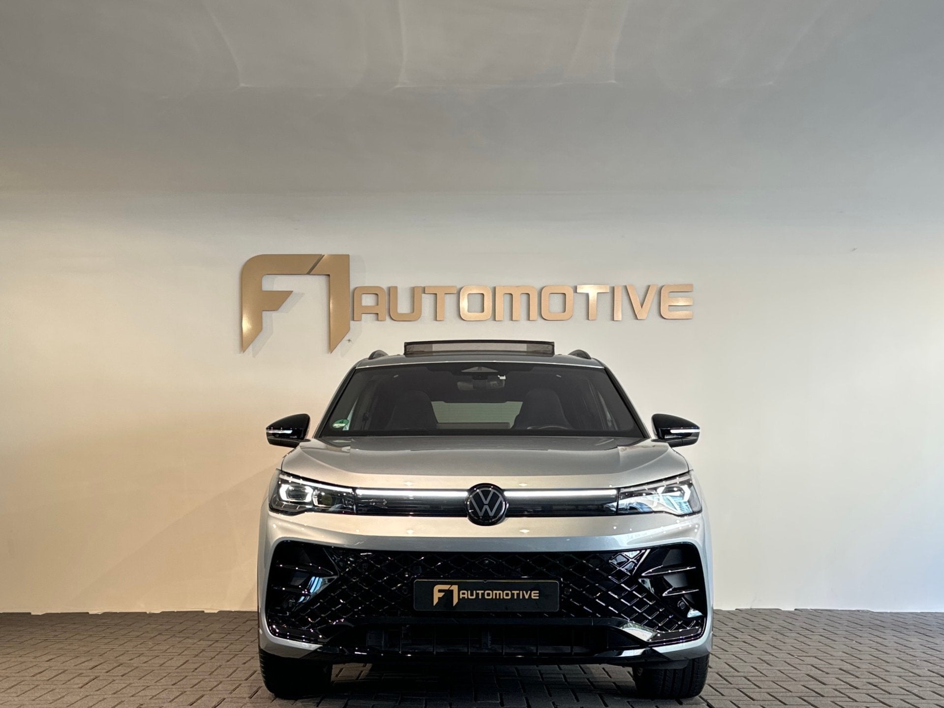 Volkswagen TIGUAN 1.5 eHybrid R-Line Business Pano|H/K|Massa, Dealer onderhouden, Euro 6, 4 cilinders, 2000 kg