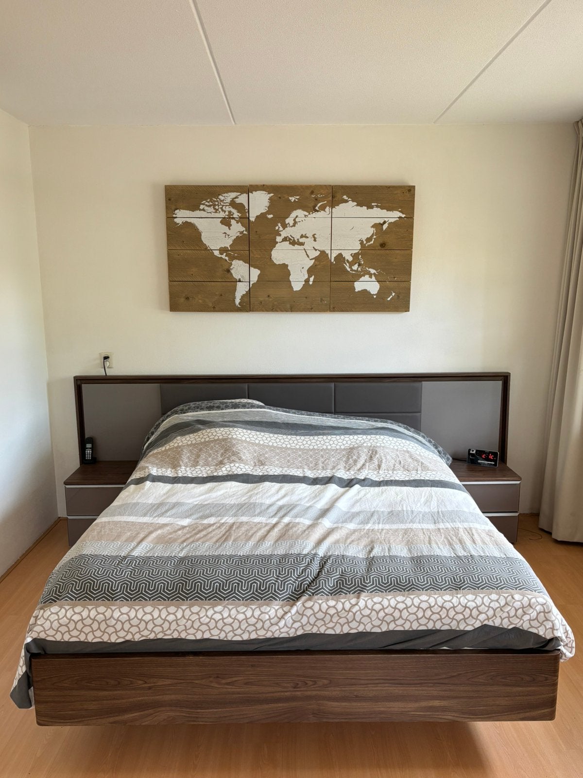 Complete set:Elektrisch verstelbaar tweepersoonsbed + kasten, Huis en Inrichting, Slaapkamer | Bedden, Ophalen, Bruin, 210 cm