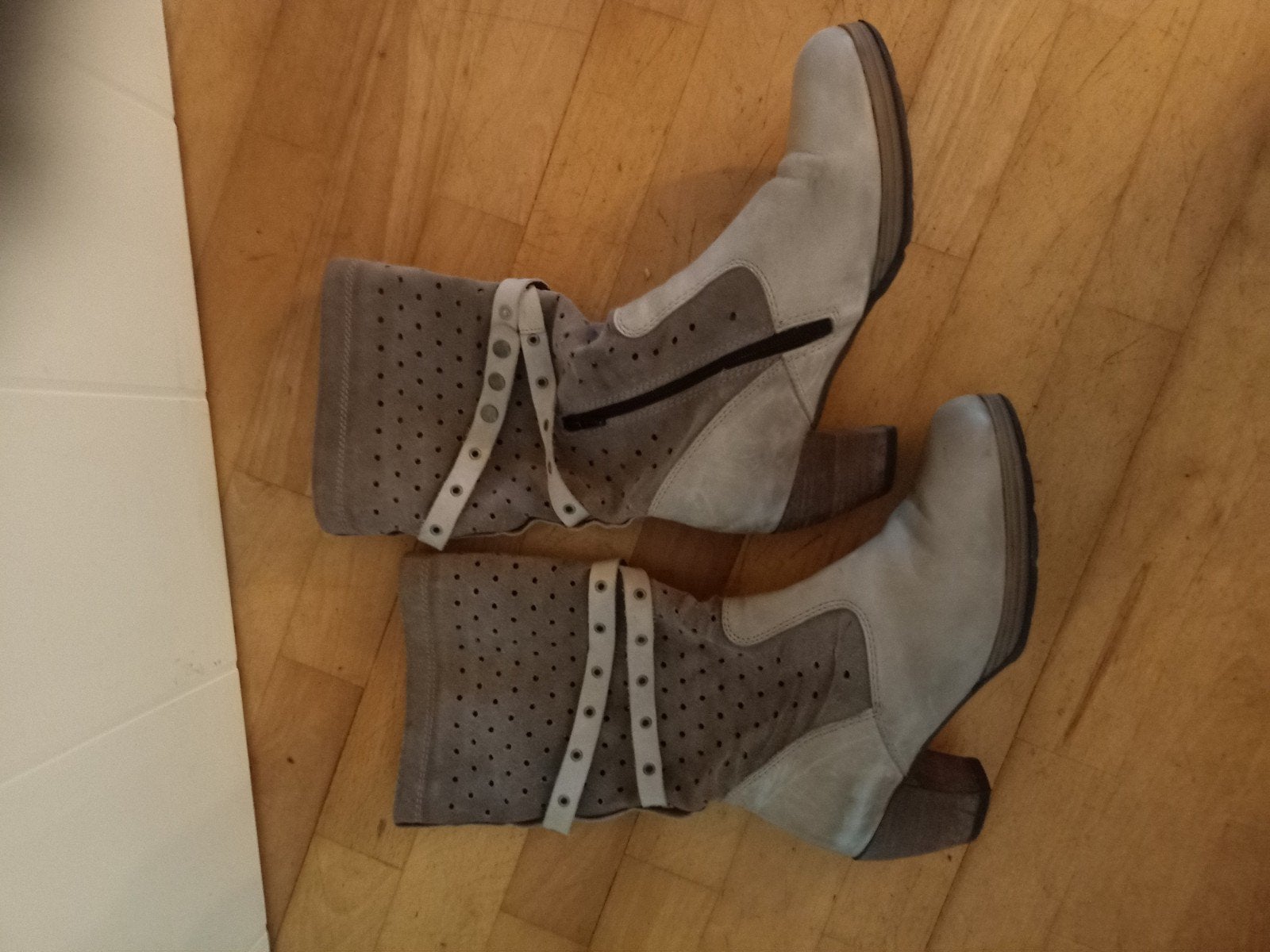 Stijlvolle beige/grijze laarzen met perforaties van het merk, Wolky, Beige, Lage of Enkellaarzen, Ophalen of Verzenden