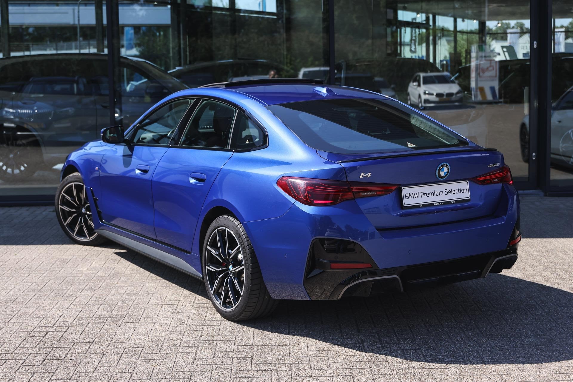 BMW i4 eDrive35 M Sport / Schuif-kanteldak / M Adaptief onde, Auto's, Dealer onderhouden, Achterwielaandrijving, Gebruikt, Zwart