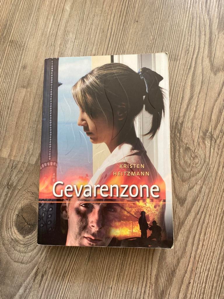 Kirsten Heitzmann - Gevarenzone, Boeken, Romans, Gelezen, Ophalen of Verzenden
