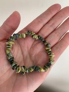Serpentijn armband khaki groen edelsteen armband elastiek, Nieuw, Ophalen of Verzenden, Elastiek, Met edelsteen