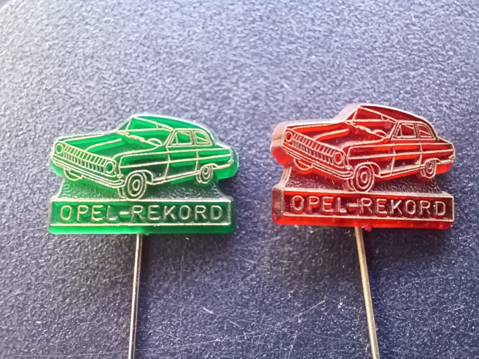 2 Speldjes Opel Rekord, Verzamelen, Ophalen of Verzenden, Gebruikt, Transport, Speldje of Pin