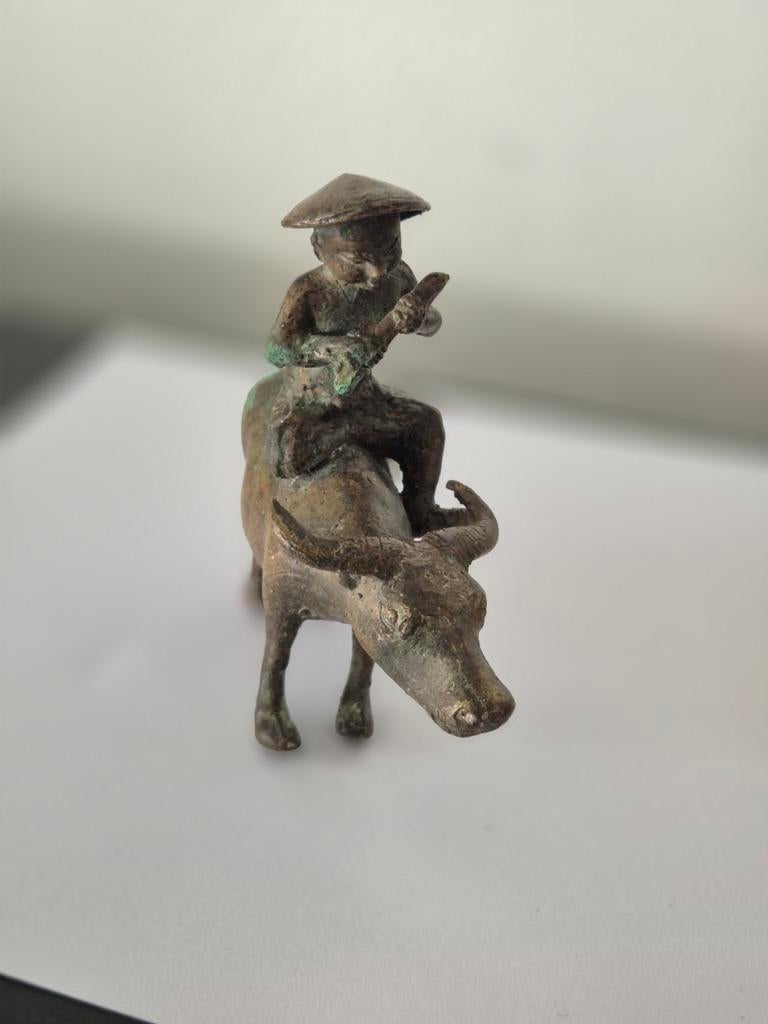 Bronzen beeldje: Jongen op buffel met fluit, Minder dan 20 cm, Ophalen of Verzenden, Scène, Beeld