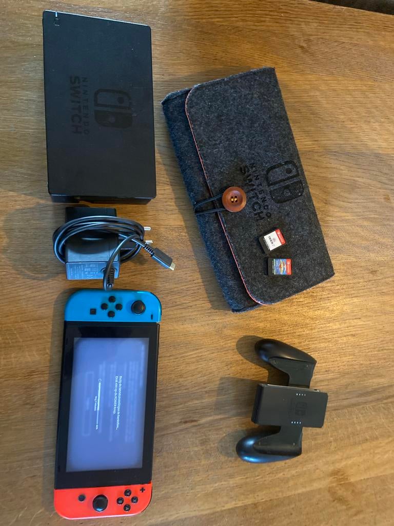 Nintendo Switch met accessoires, Ophalen, Met games, Met 2 controllers, Zo goed als nieuw
