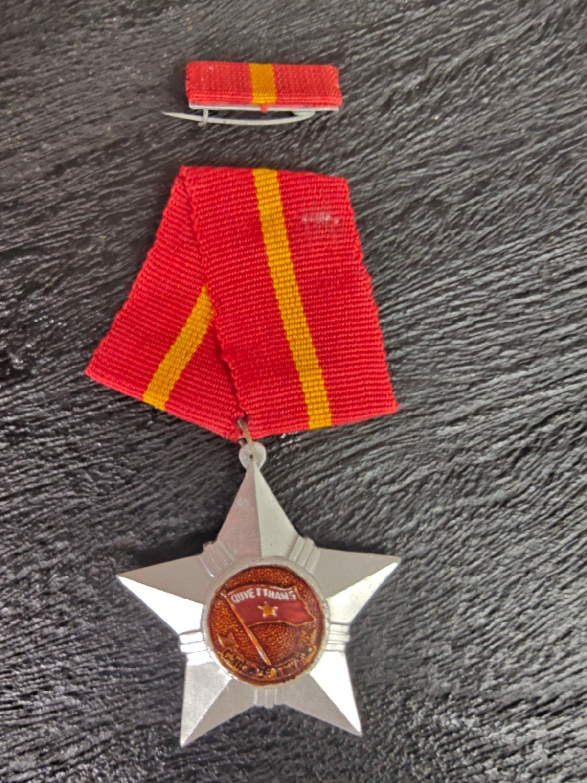 Vietnam War Era Viet Cong Soldier of Glory Medal, Ophalen of Verzenden, Landmacht, Amerika, Embleem of Badge