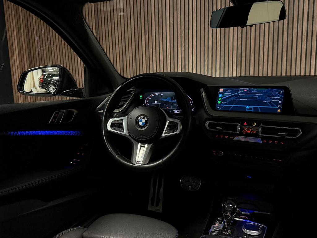 BMW 1-serie 120i PANORAMADAK/VIRTUAL COCKPIT/M PAKKET/STOEL, Auto's, BMW, 1998 cc, 730 kg, Gebruikt, Euro 6