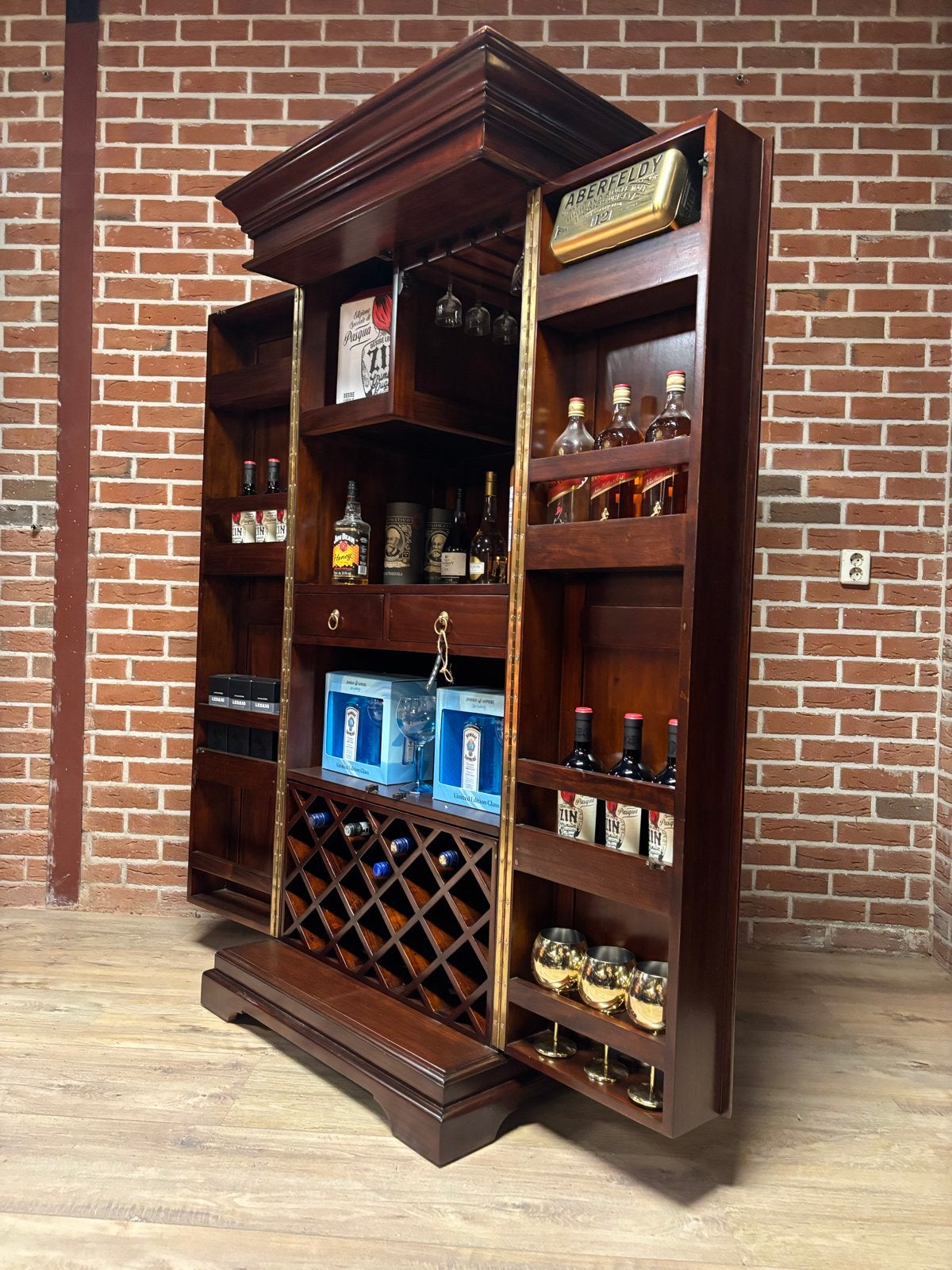 Drankenkast , wijnkast indrukwekkend engels mahoniehout, Ophalen, Info@chesterfieldjunkie.nl, Zo goed als nieuw, Gosemengelstraat 7