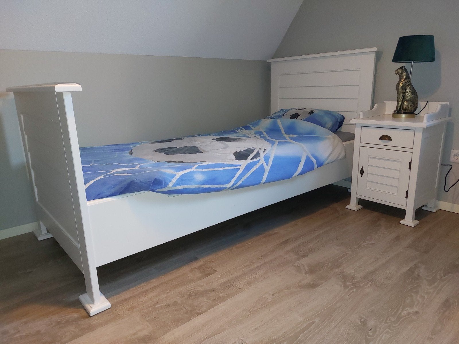 Super mooi bed (90x200 cm) inclusief matras en nachtkastje., Ophalen, 85 tot 100 cm, Zo goed als nieuw, Matras