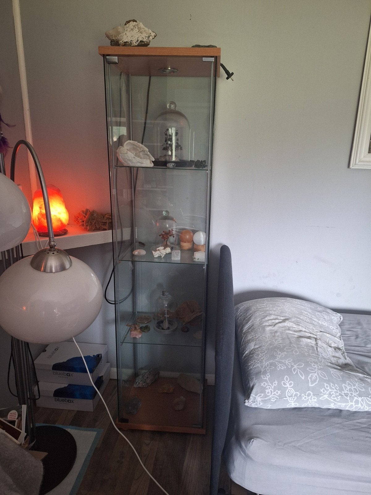 Glazen vitrinekast met houten accenten, Huis en Inrichting, Ophalen, Met plank(en), Minder dan 50 cm, Gebruikt