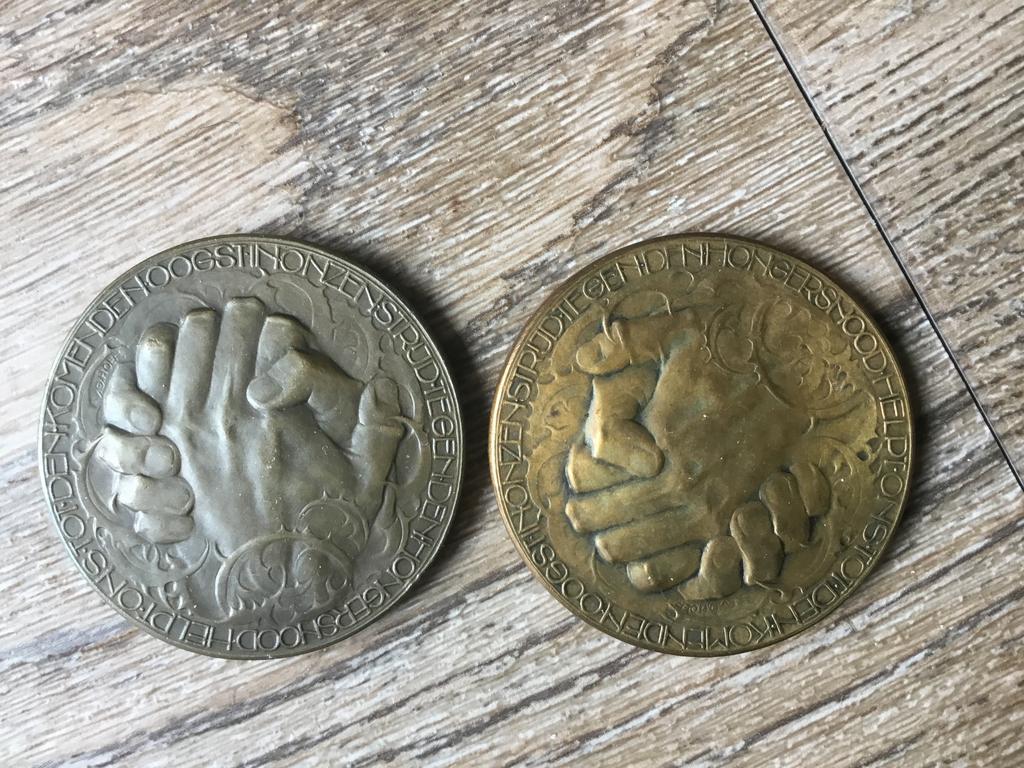 Bronzen penning 2x uit 1923 . Strijd tegen hongersnood, Antiek en Kunst, Ophalen of Verzenden, Brons