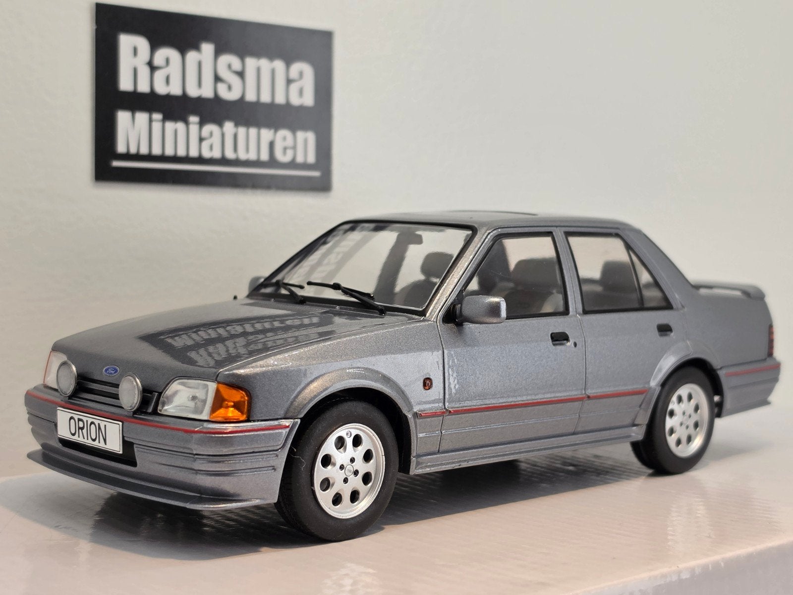 Ford Orion Mk2 1986 - 80's Tuning - 1:18 ModelCarGroup, Hobby en Vrije tijd, Modelauto's | 1:18, Nieuw, Auto, Ophalen of Verzenden
