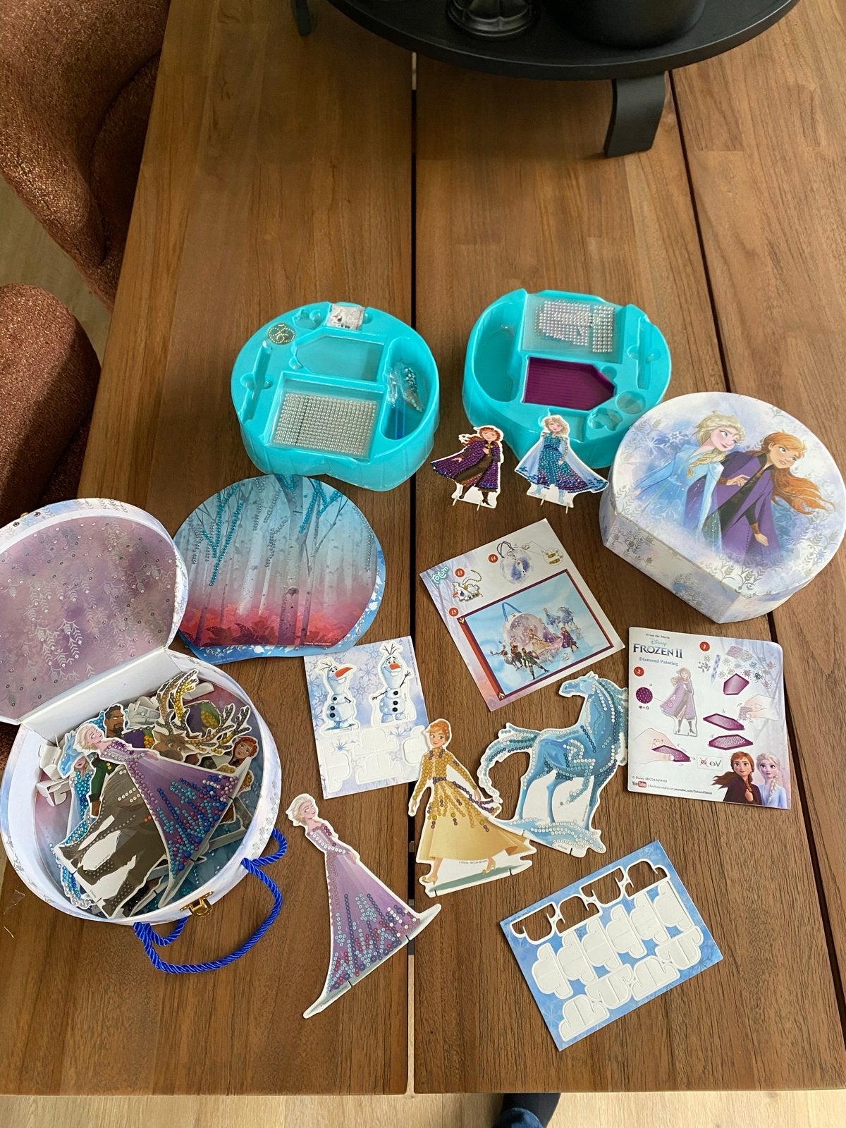 Gratis!!! Frozen Diamond Painting set met koffertjes, Ophalen of Verzenden, Gebruikt, Knutselen