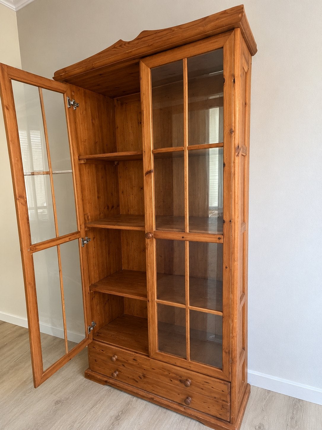 Antieke houten vitrinekast met glazen deuren, Ophalen