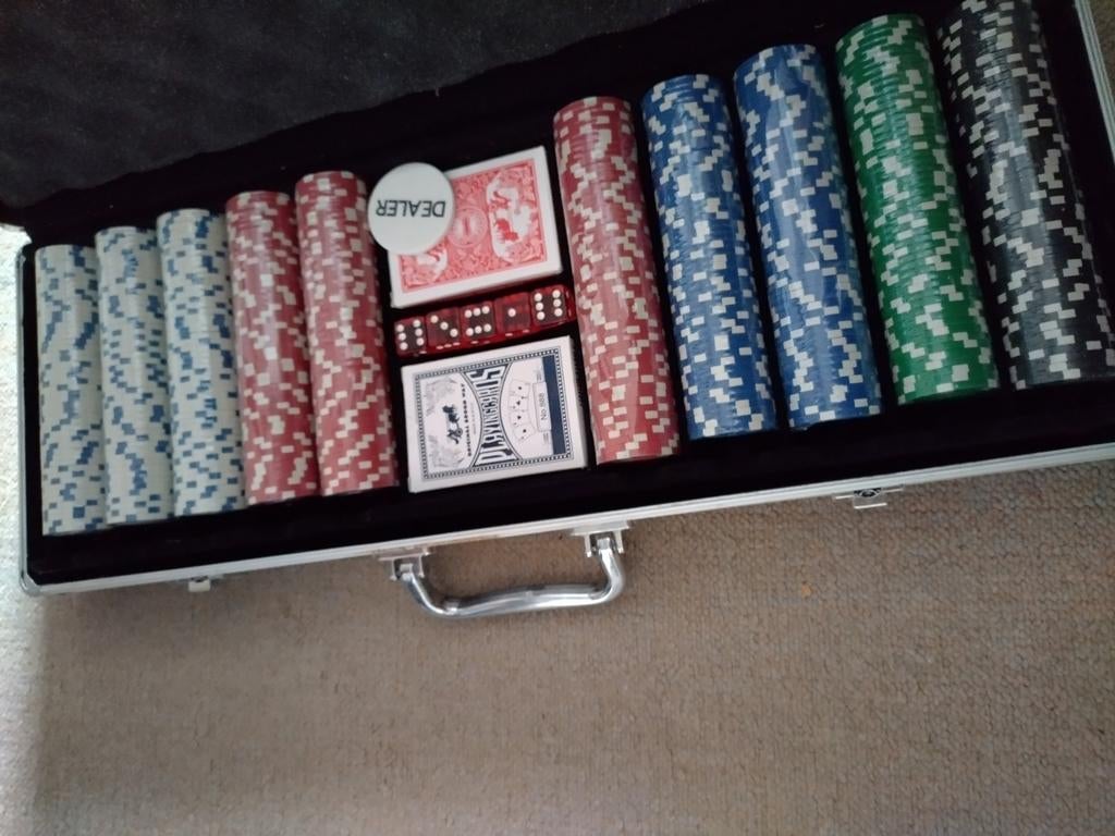 Aluminium koffer met pokerfiches, kaarten en dobbelstenen, Hobby en Vrije tijd, Vijf spelers of meer, Ophalen of Verzenden, Zo goed als nieuw